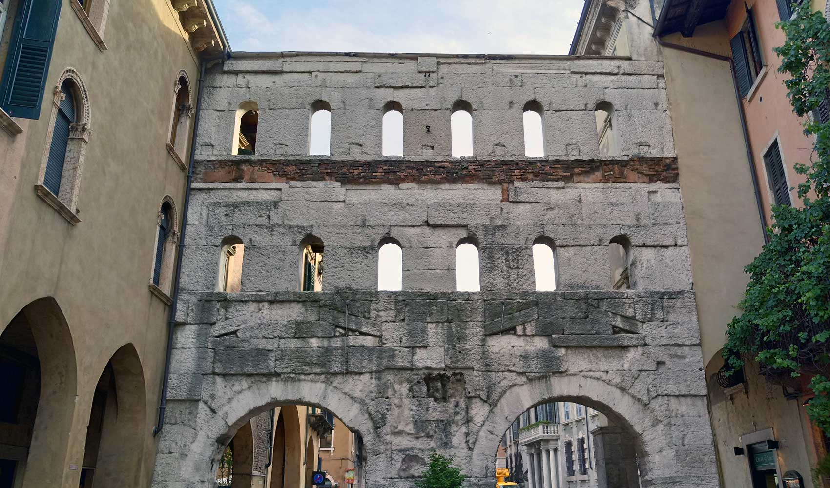 Das antike Borsari - Tor in der Altstadt von Verona.