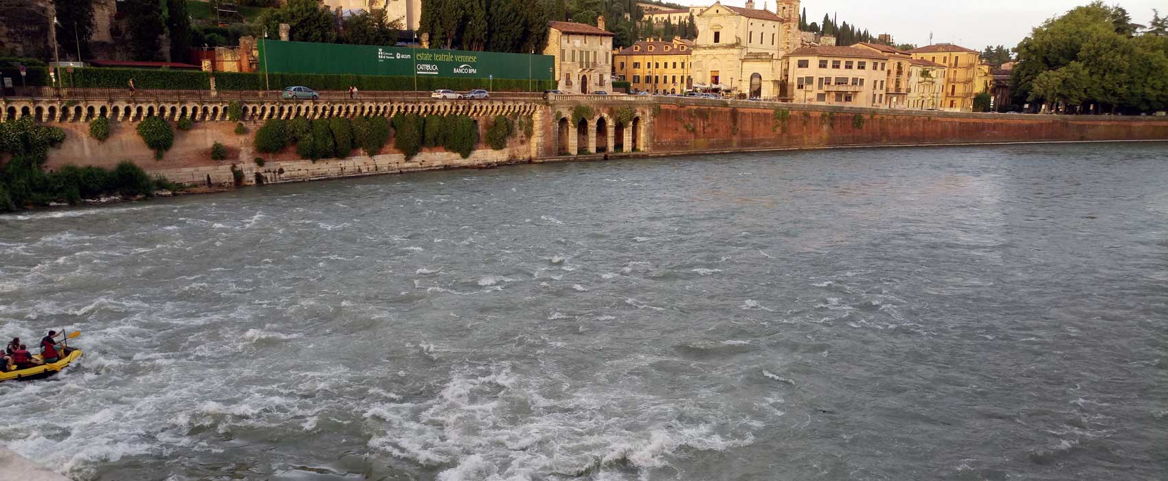 Der Fluss Etsch in Verona