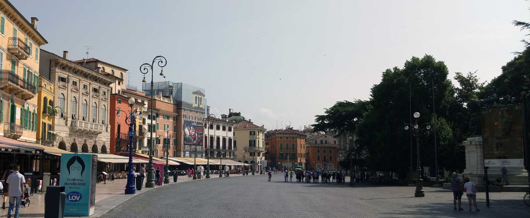 Die Piazza Bra mit ihren Restaurants und Cafes Die Piazza Bra mit ihren Restaurants und Cafes