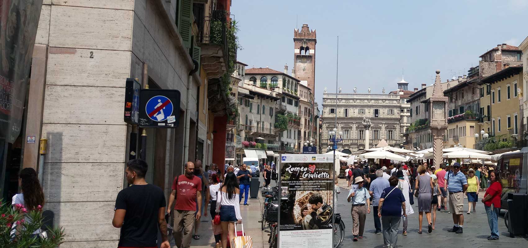 Die Piazza Bra mit dem Gartello - Turm im  Hintergrund