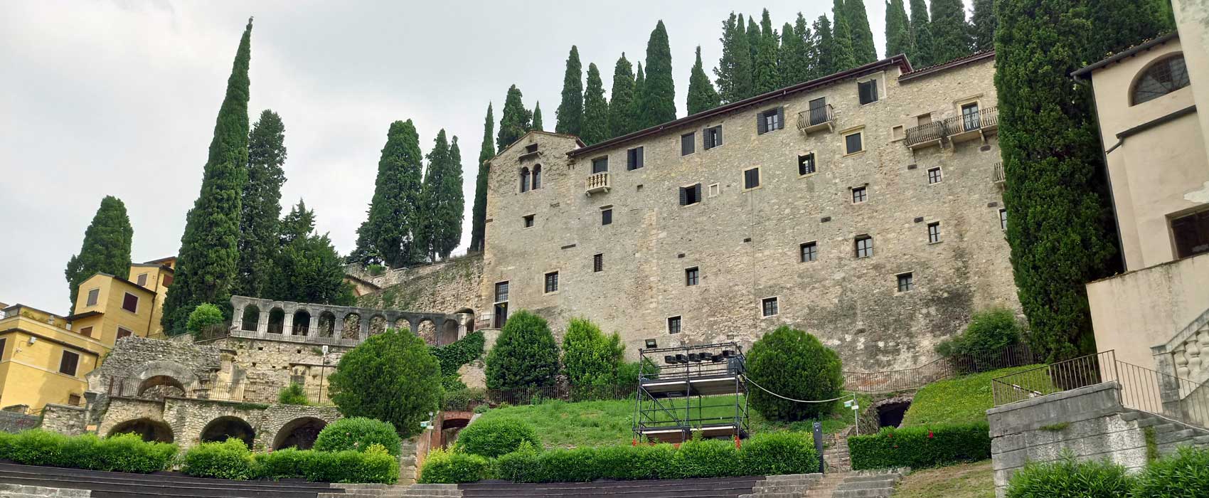 Das römische Theater unterhalb der Burg San Piedro.