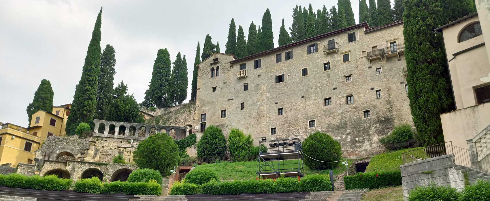 Das römische Theater unterhalb der Burg San Piedro. Das römische Theater unterhalb der Burg San Piedro.