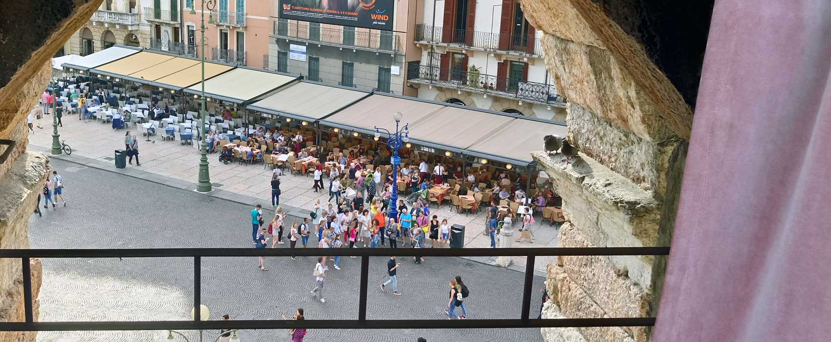 Blick von Arena auf die Piazza Bra von Verona. Blick von Arena auf die Piazza Bra von Verona.