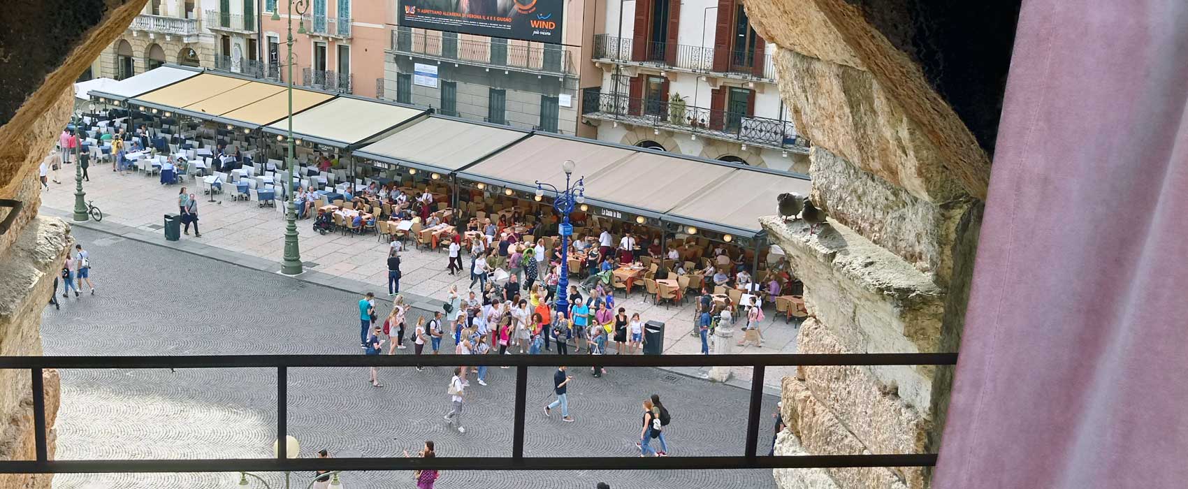 Blick von Arena auf die Piazza Bra von Verona.