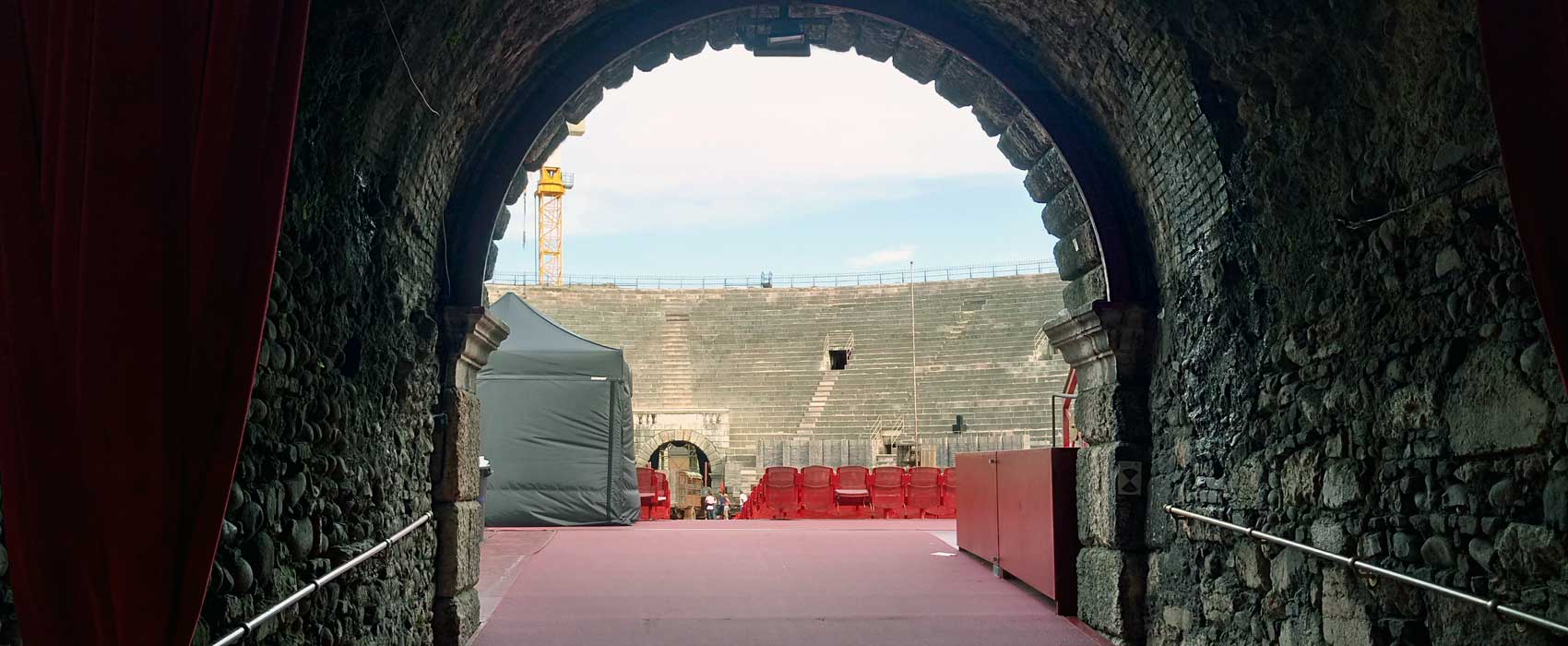 Einer der vielen Eingänge zur Arena von Verona. Einer der vielen Eingänge zur Arena von Verona.