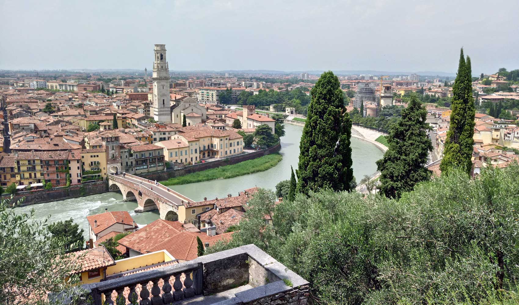 Blick von der Burg San Pietro auf Verona.