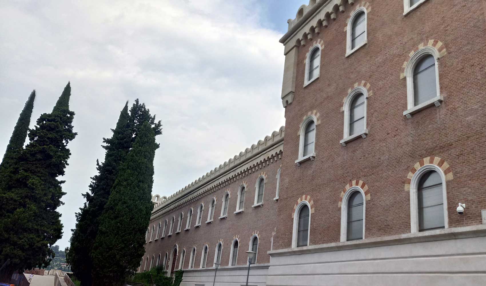 Das Hauptgebäude der Burg San Pietro von Verona.