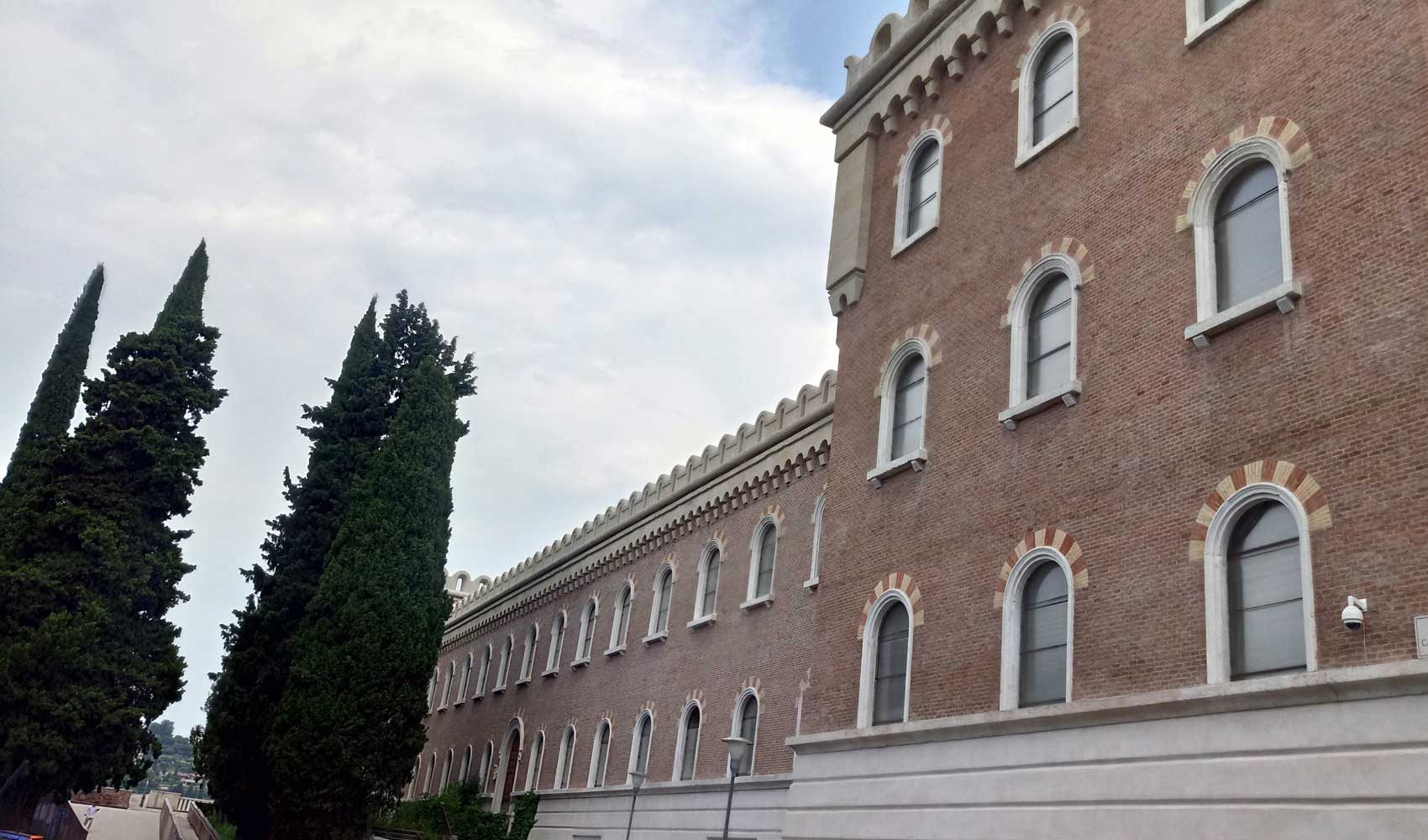 Das Hauptgebäude der Burg San Pietro von Verona. Das Hauptgebäude der Burg San Pietro von Verona.