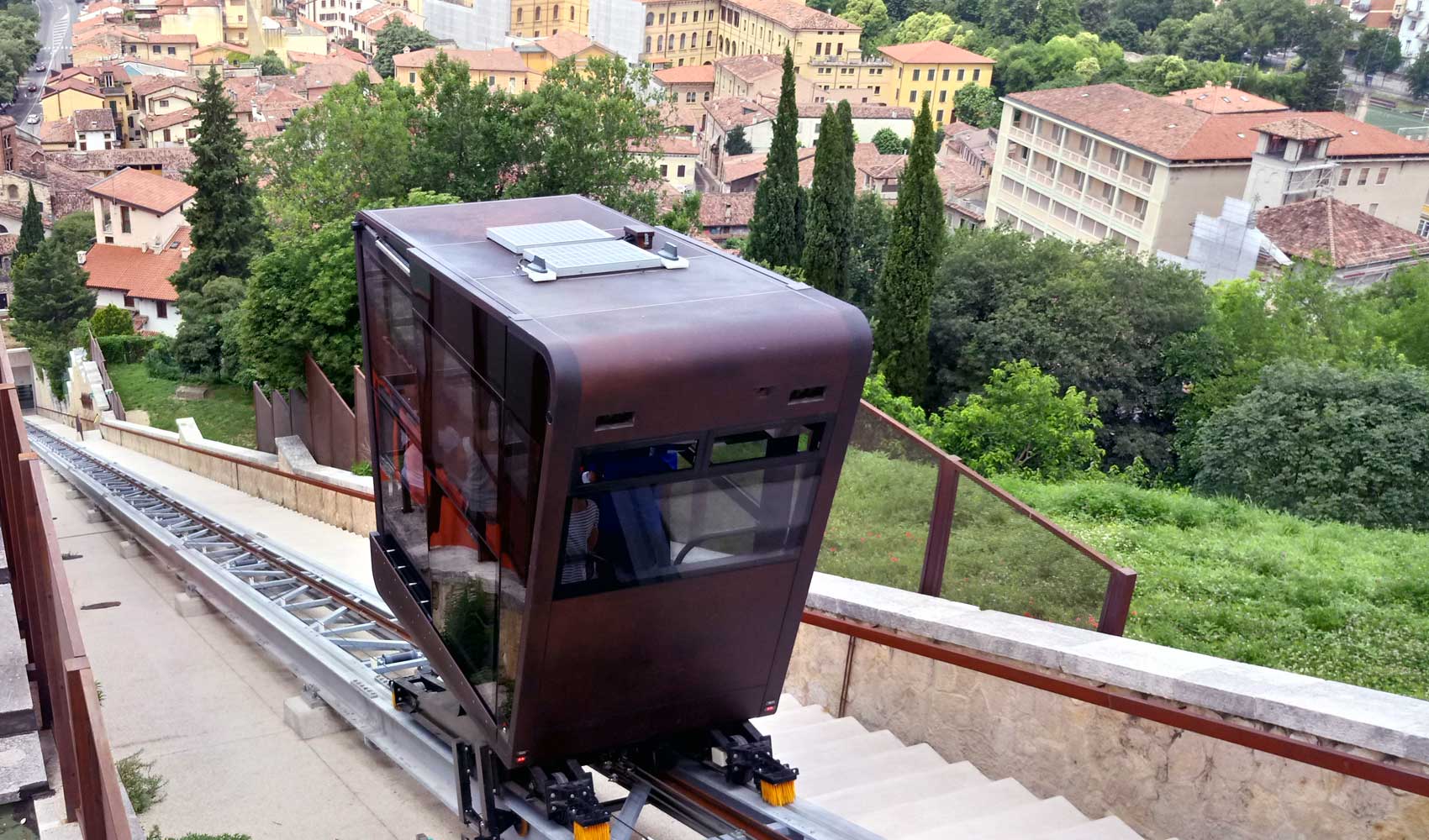 Die Kabine der Standseilbahn an der Burg San Pietro von Verona. Die Kabine der Standseilbahn an der Burg San Pietro von Verona.