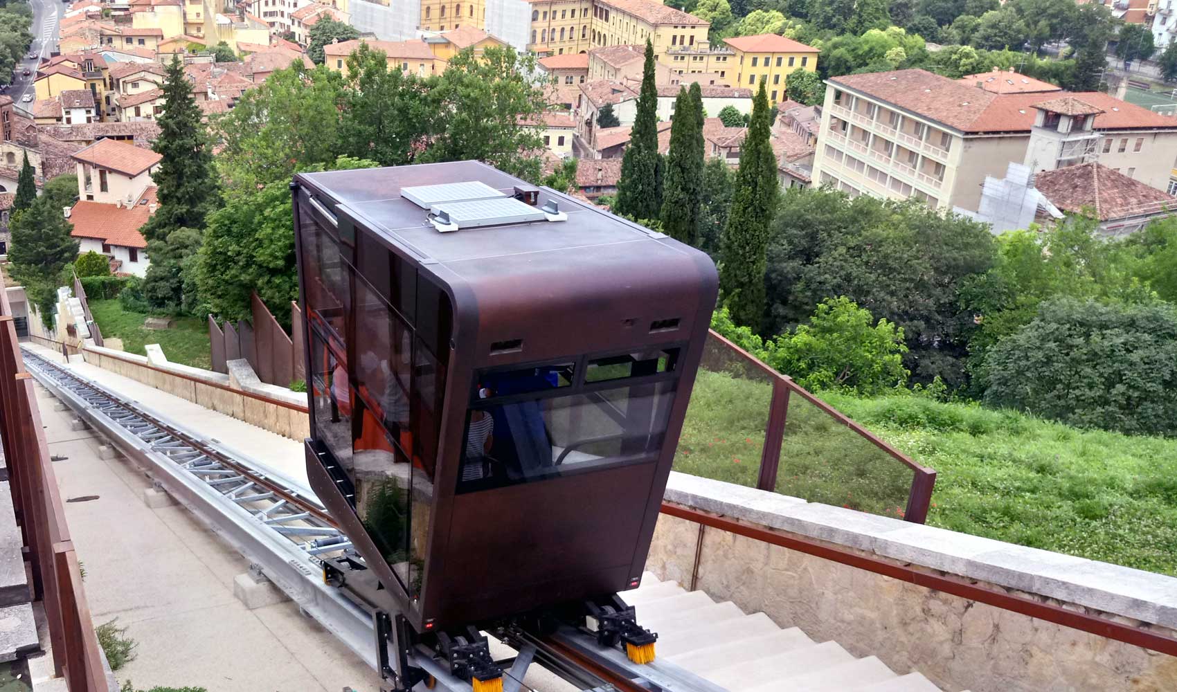 Die Kabine der Standseilbahn an der Burg San Pietro von Verona.