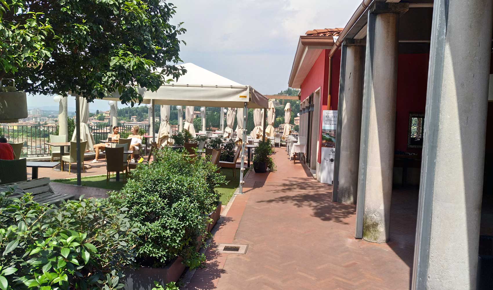 Das Restaurant Re Teodorico an der Burg San Pietro von Verona. Das Restaurant Re Teodorico an der Burg San Pietro von Verona.