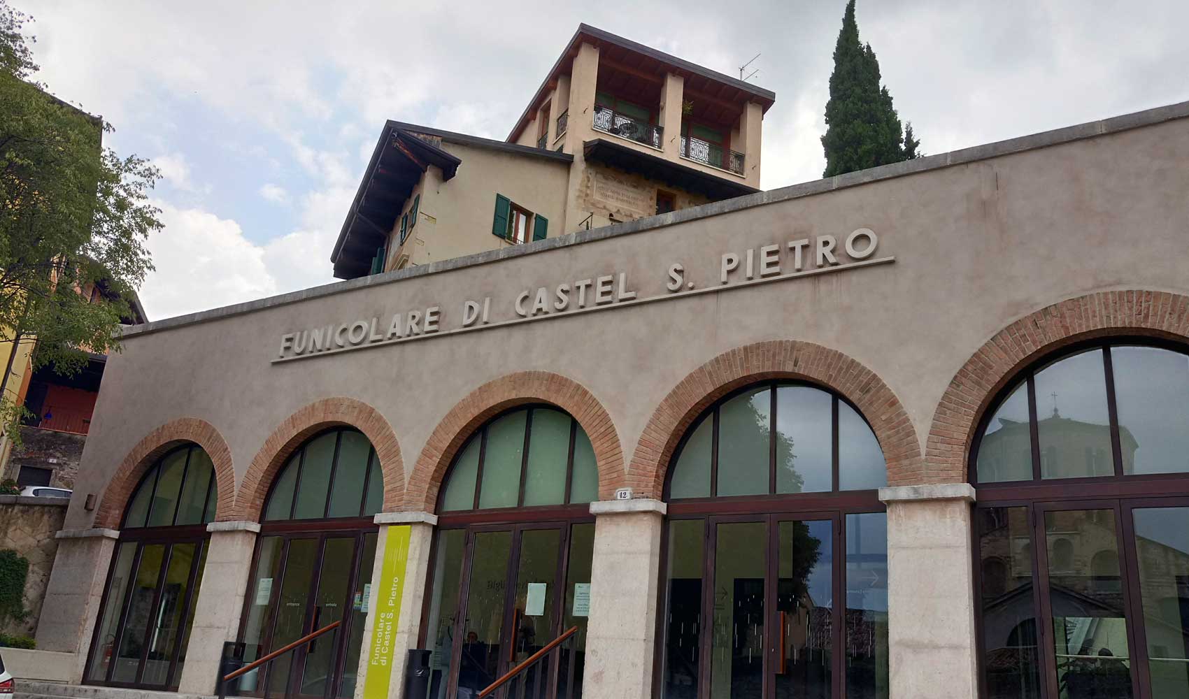 Die Standseilbahn an der Burg San Pietro von Verona.