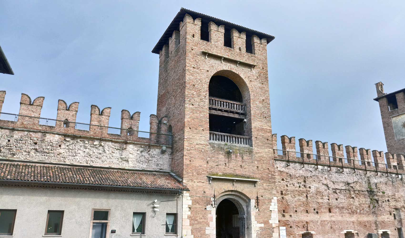 Die Aussenmauer mit Zinnen der Stadtfestung Castelvecchio von Verona.