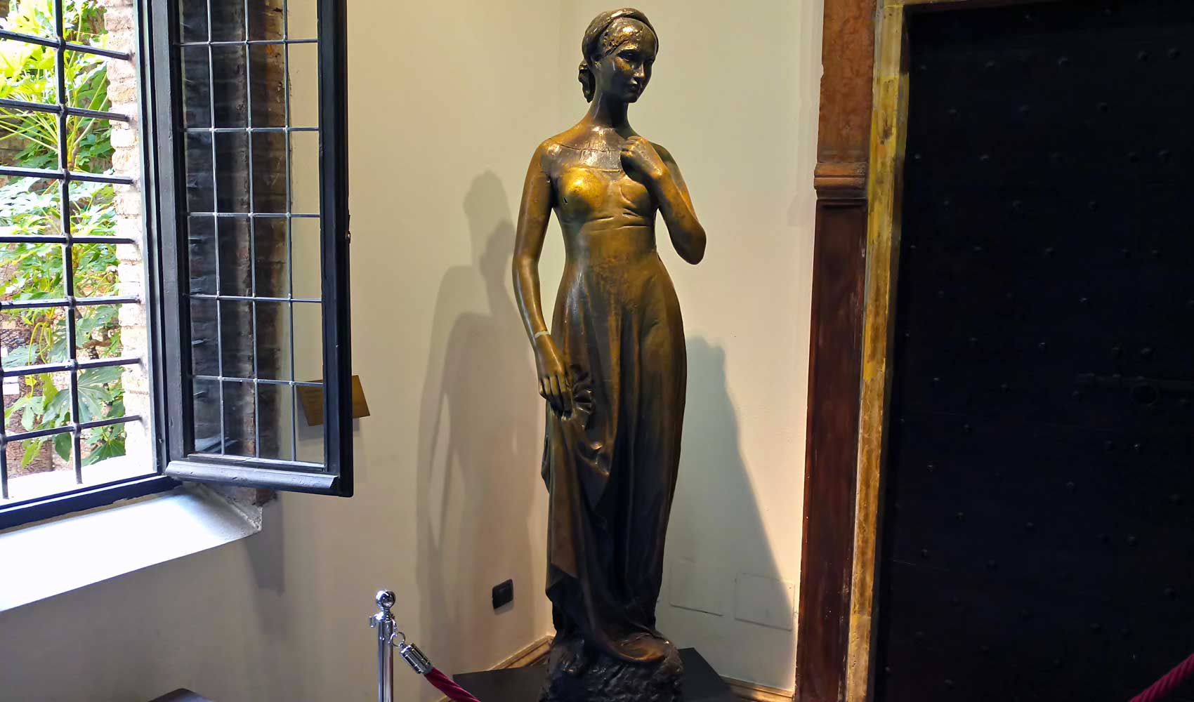 Die Statue aus Bronze der Julia Capuleti im Haus der Julia in Verona.