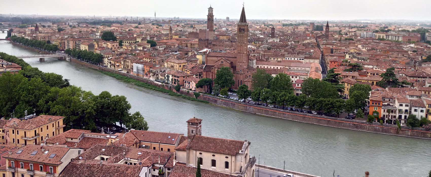 Die Stadt Verona wird vom Fluss Etsch geteilt.