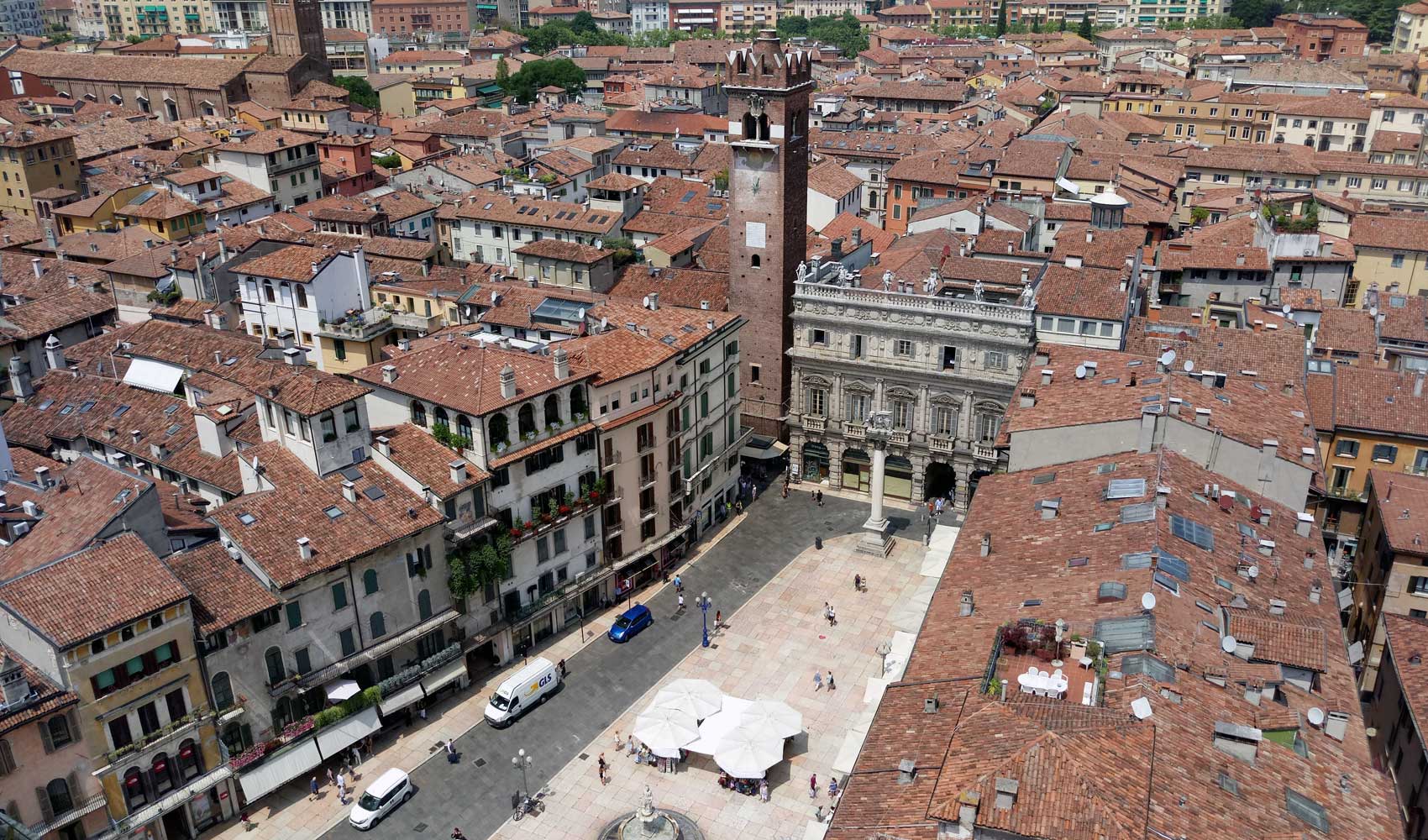 Die Piazza de la Erbe von Verona aus der Vogelperspektive.