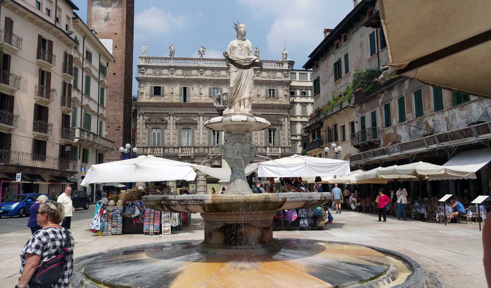 Die Piazza de la Erbe von Verona, ist der ehemalige Kräutermarkt aus dem Mittelalter und war Versammlungsplatz der Einwohner in der Antike.