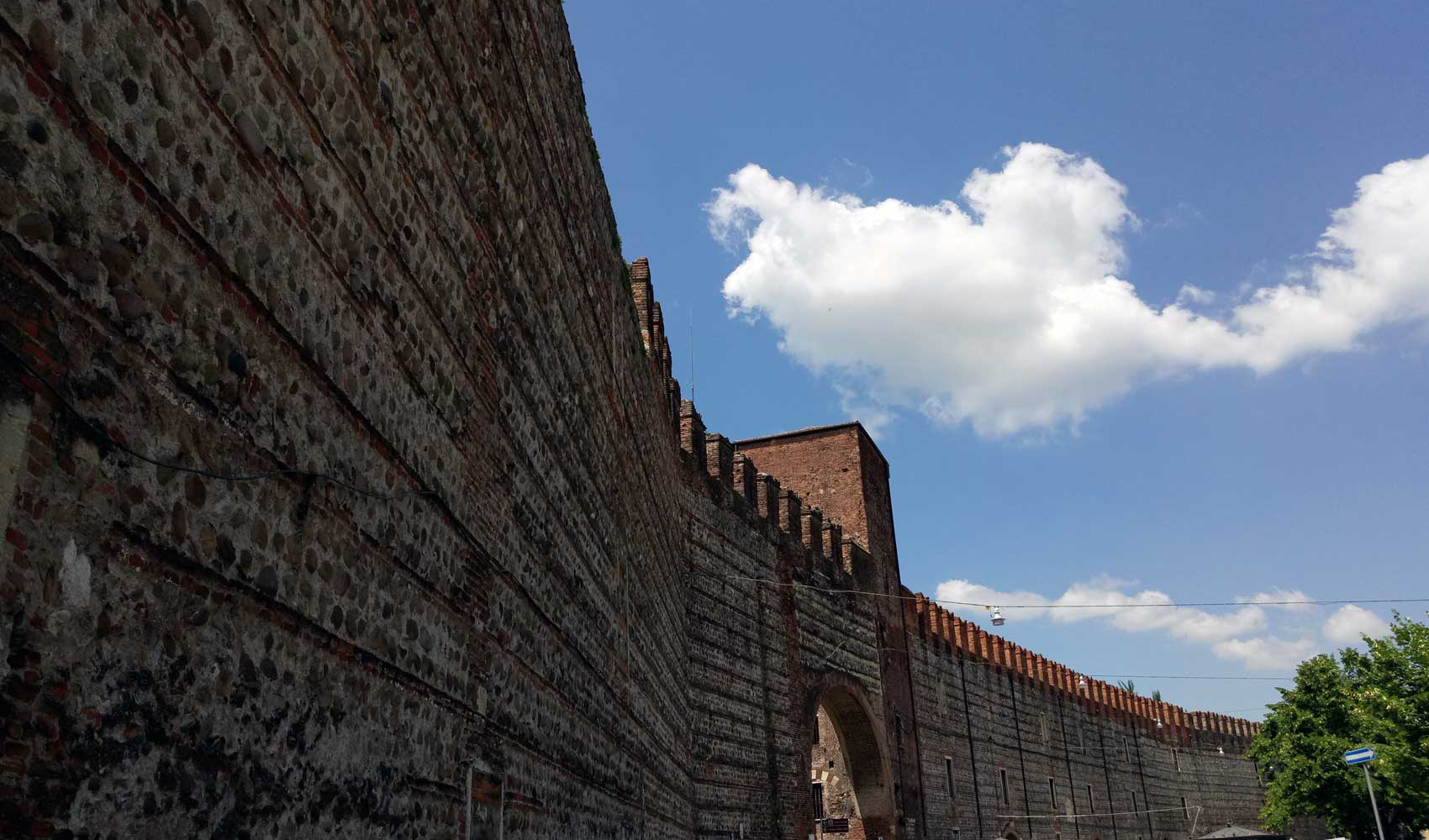Die mittelalterliche Stadtmauer von Verona.