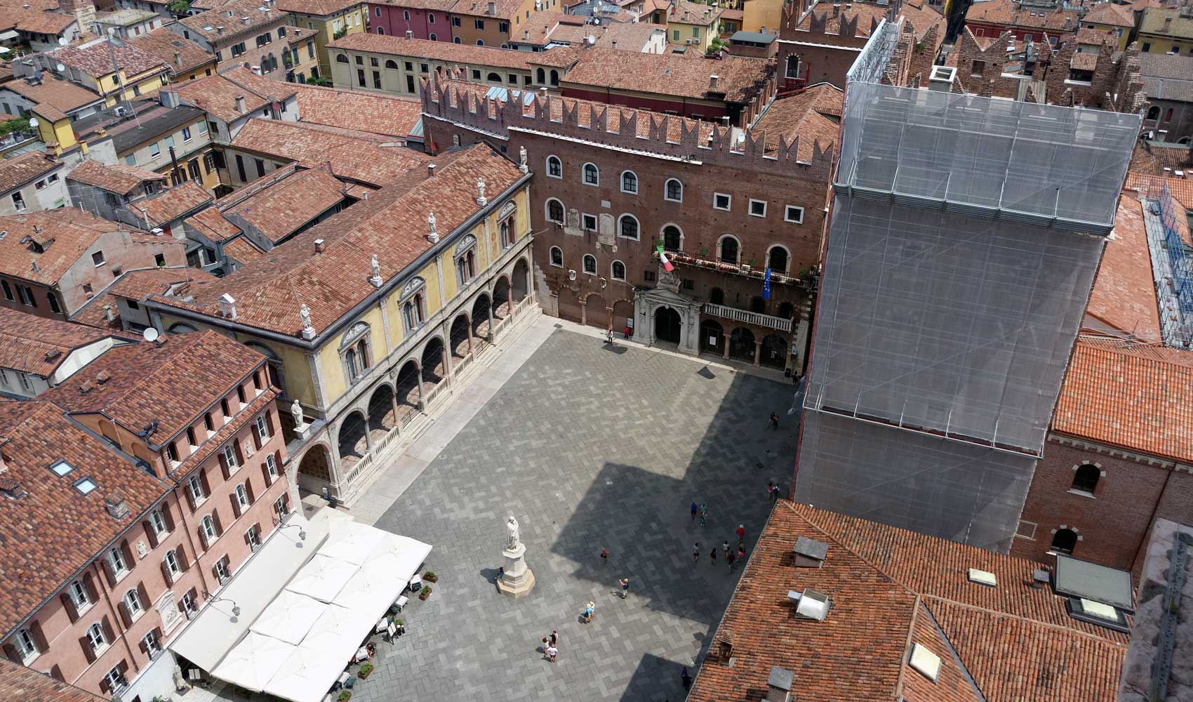 Ein Blick vom Lambertiturm auf die Piazza del Signori von Verona