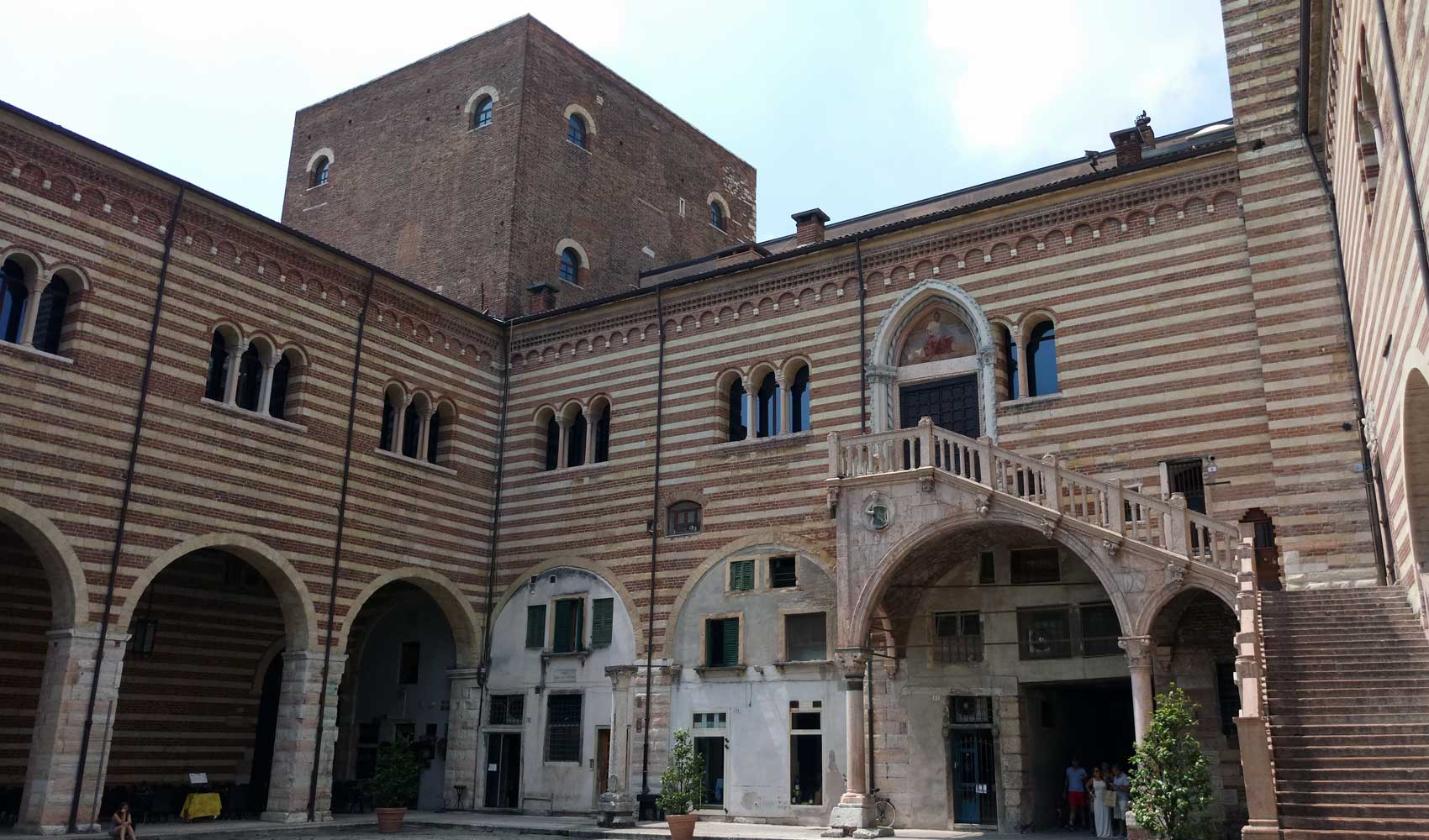 Der Lambertiturm von Verona befindet sich direkt am Palazzo della Ragione.